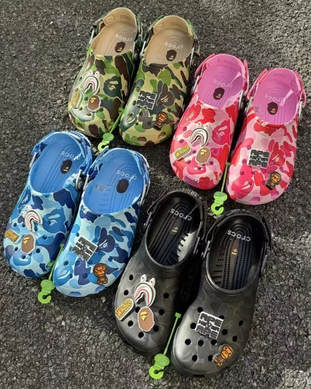 Crocs Slippers Camouflage clog with ape-themed charms product detail image 5