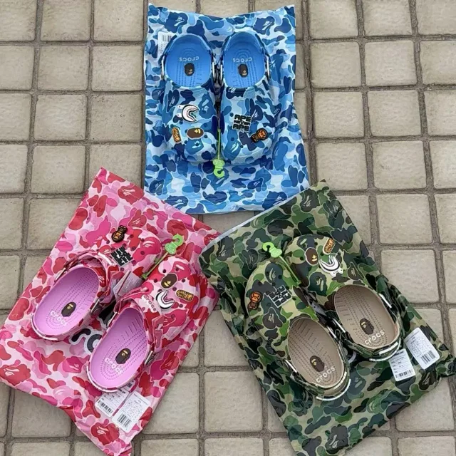 Crocs Slippers Camouflage clog with ape-themed charms product detail image 11