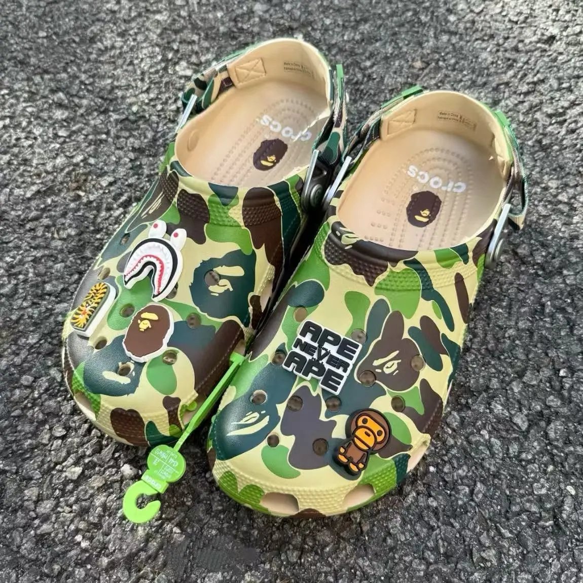 Crocs Slippers Camouflage clog with ape-themed charms image 3