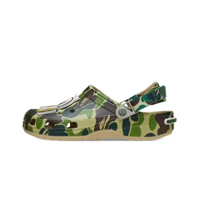 Crocs Slippers Camouflage clog with ape-themed charms product detail image 3