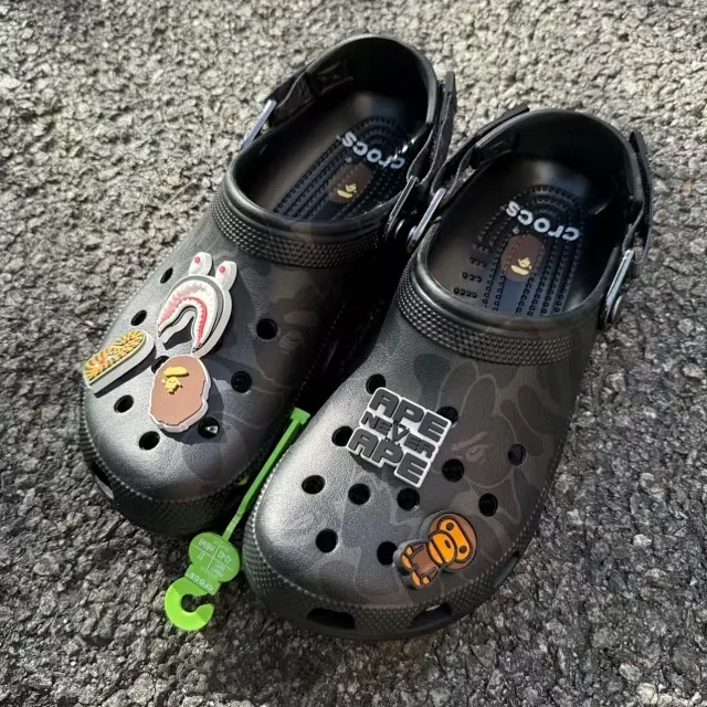Crocs Slippers Camouflage clog with ape-themed charms product detail image 6