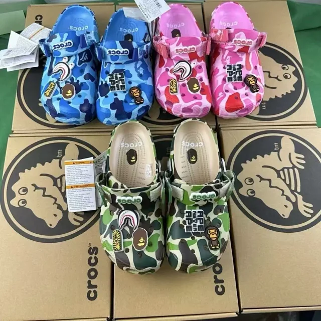 Crocs Slippers Camouflage clog with ape-themed charms product detail image 12