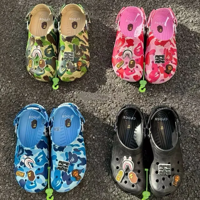 Crocs Slippers Camouflage clog with ape-themed charms product detail image 4