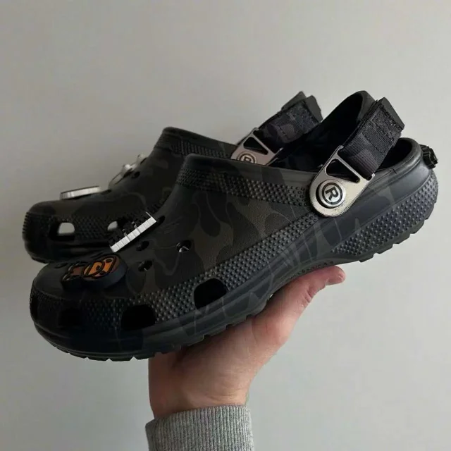 Crocs Slippers Camouflage clog with ape-themed charms product detail image 17