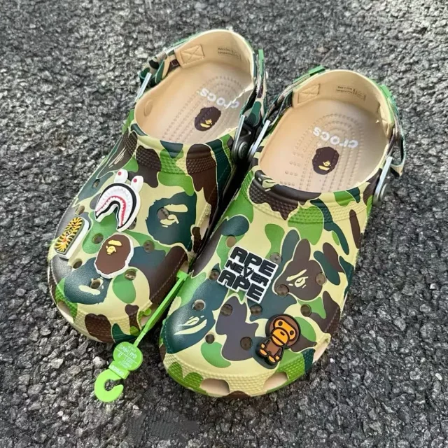 Crocs Slippers Camouflage clog with ape-themed charms product detail image 8