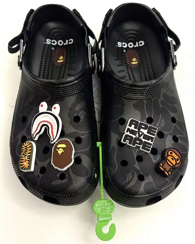 Crocs Slippers Camouflage clog with ape-themed charms product detail image 18
