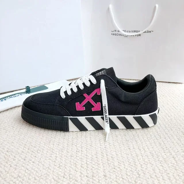 Off-White Sneakers Low-Top Arrow-Appliqué with Striped Sole product detail image 4