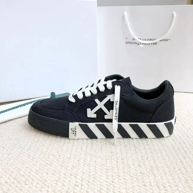 Off-White Sneakers Low-Top Arrow-Appliqué with Striped Sole product detail image 3