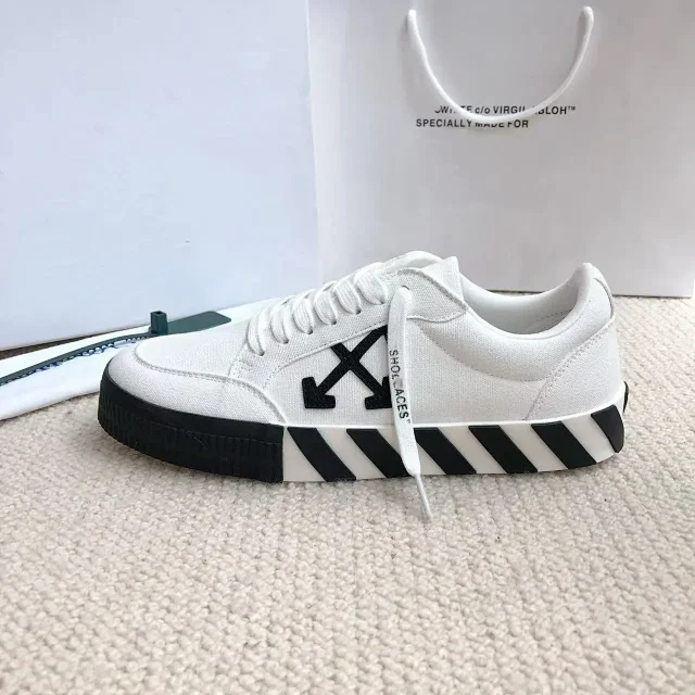 Off-White Sneakers Low-Top Arrow-Appliqué with Striped Sole product detail image 10