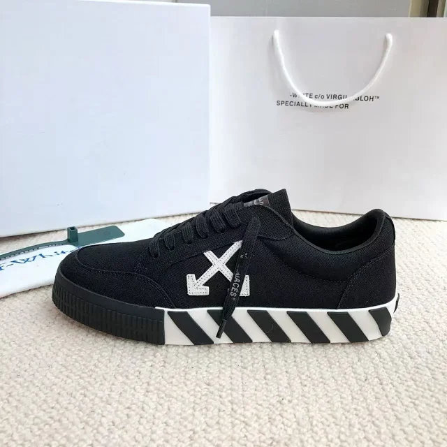 Off-White Sneakers Low-Top Arrow-Appliqué with Striped Sole product detail image 2