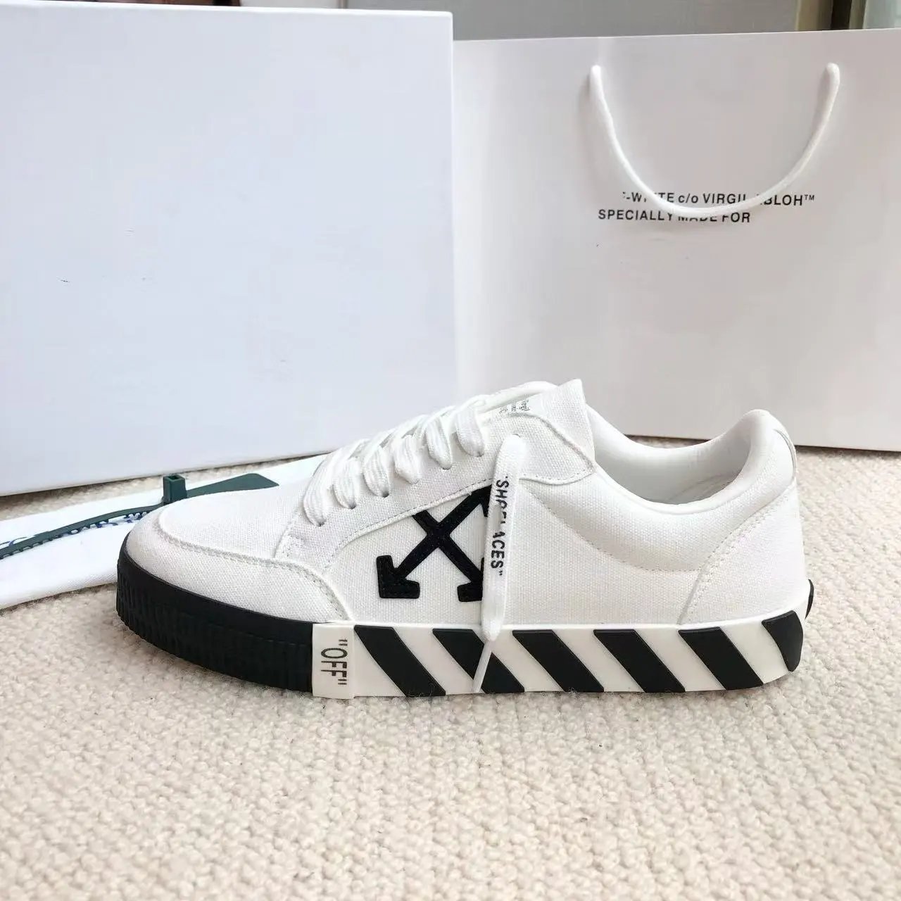 Off-White Diagonal Arrow Low Top Black Sneakers - 10