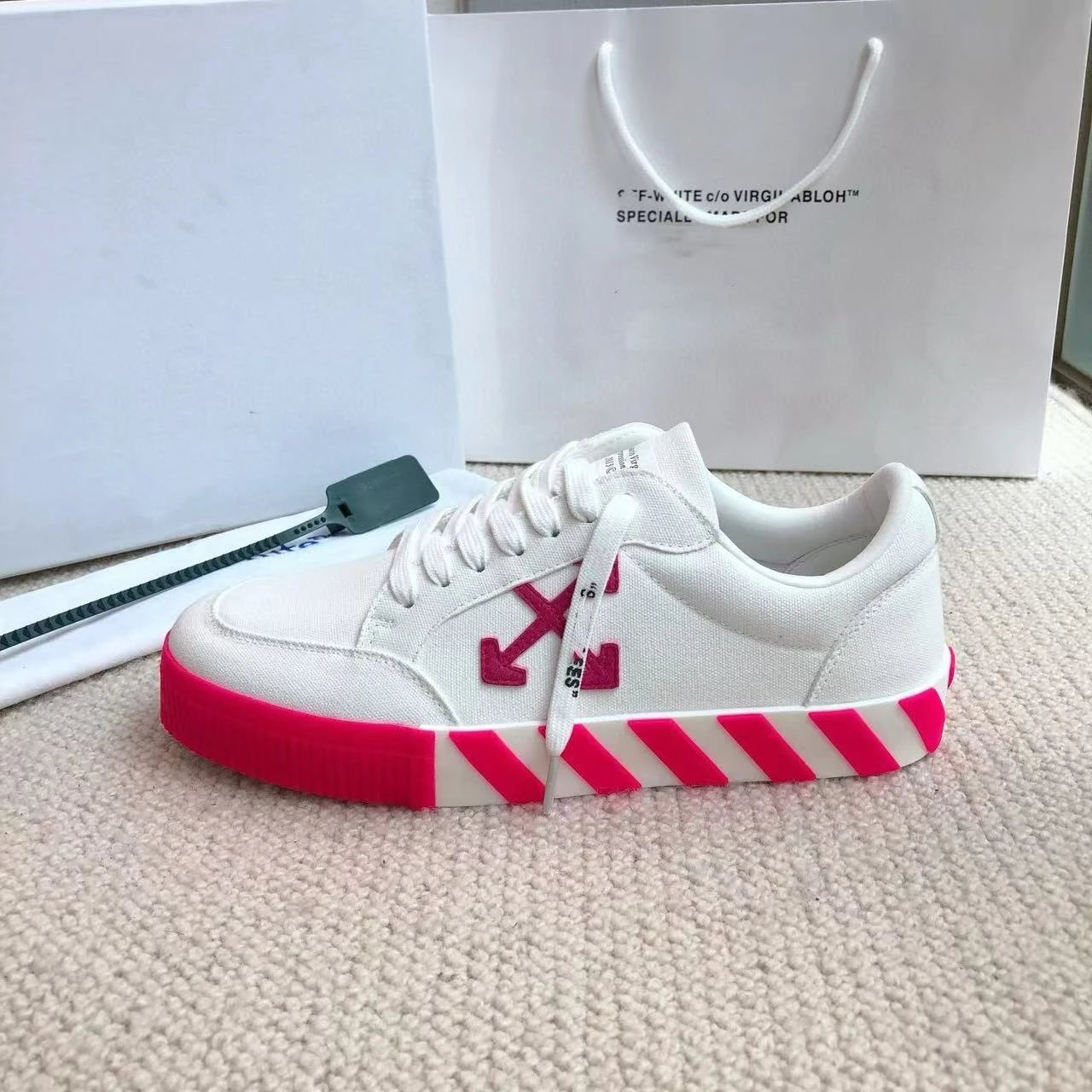 Off-White Sneakers Low-Top Arrow-Appliqué with Striped Sole image 4