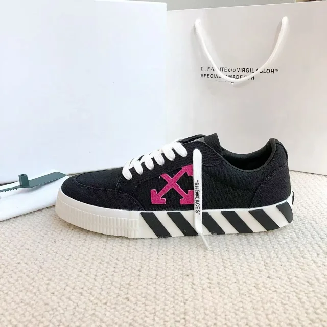 Off-White Sneakers Low-Top Arrow-Appliqué with Striped Sole product detail image 7