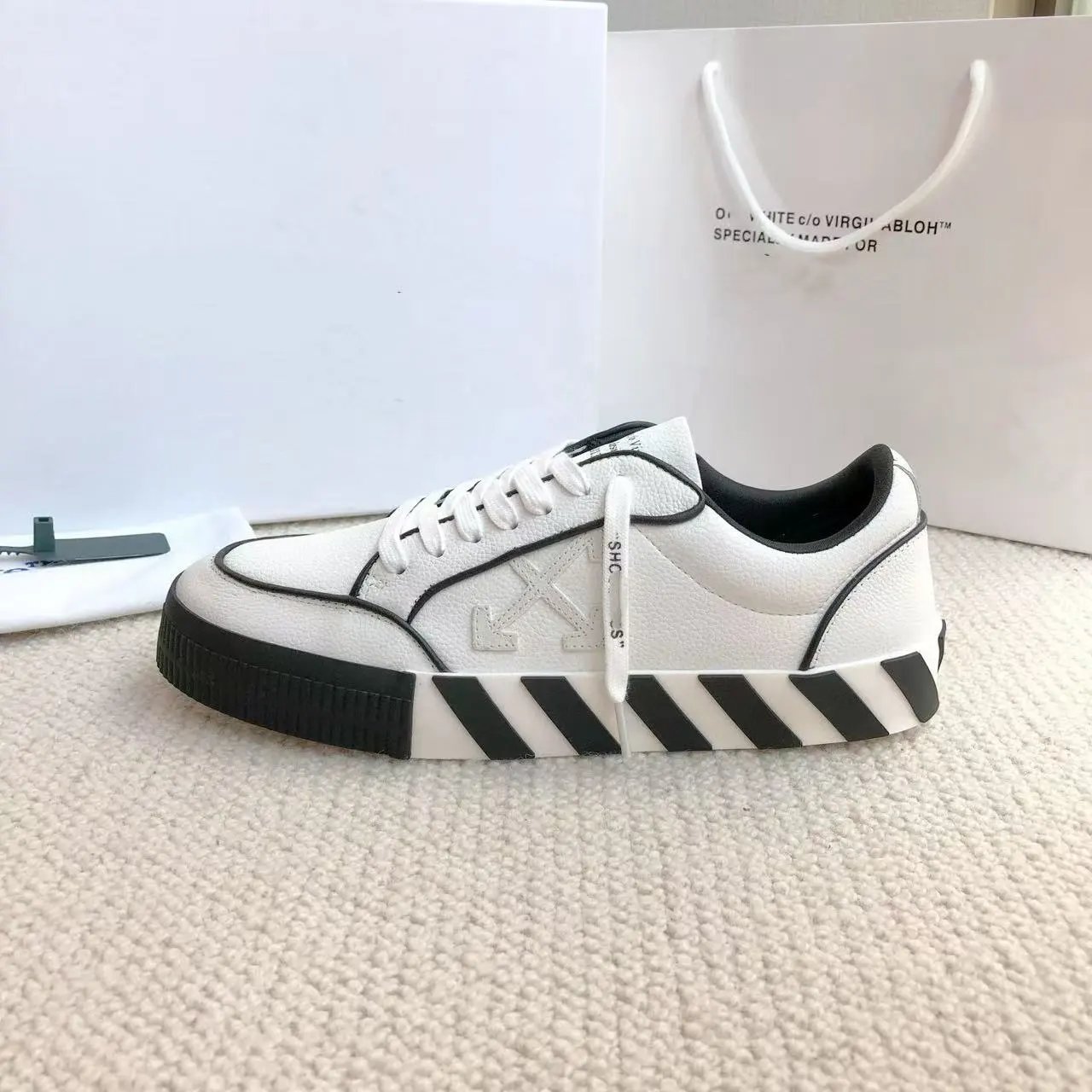 Off-White Diagonal Arrow Low Top Black Sneakers - 18