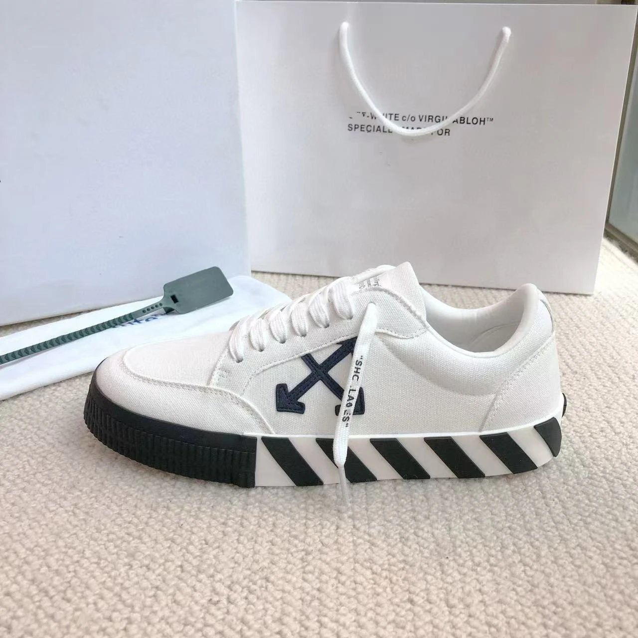 Off-White Sneakers Low-Top Arrow-Appliqué with Striped Sole image 3