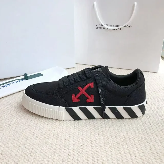 Off-White Sneakers Low-Top Arrow-Appliqué with Striped Sole product detail image 6
