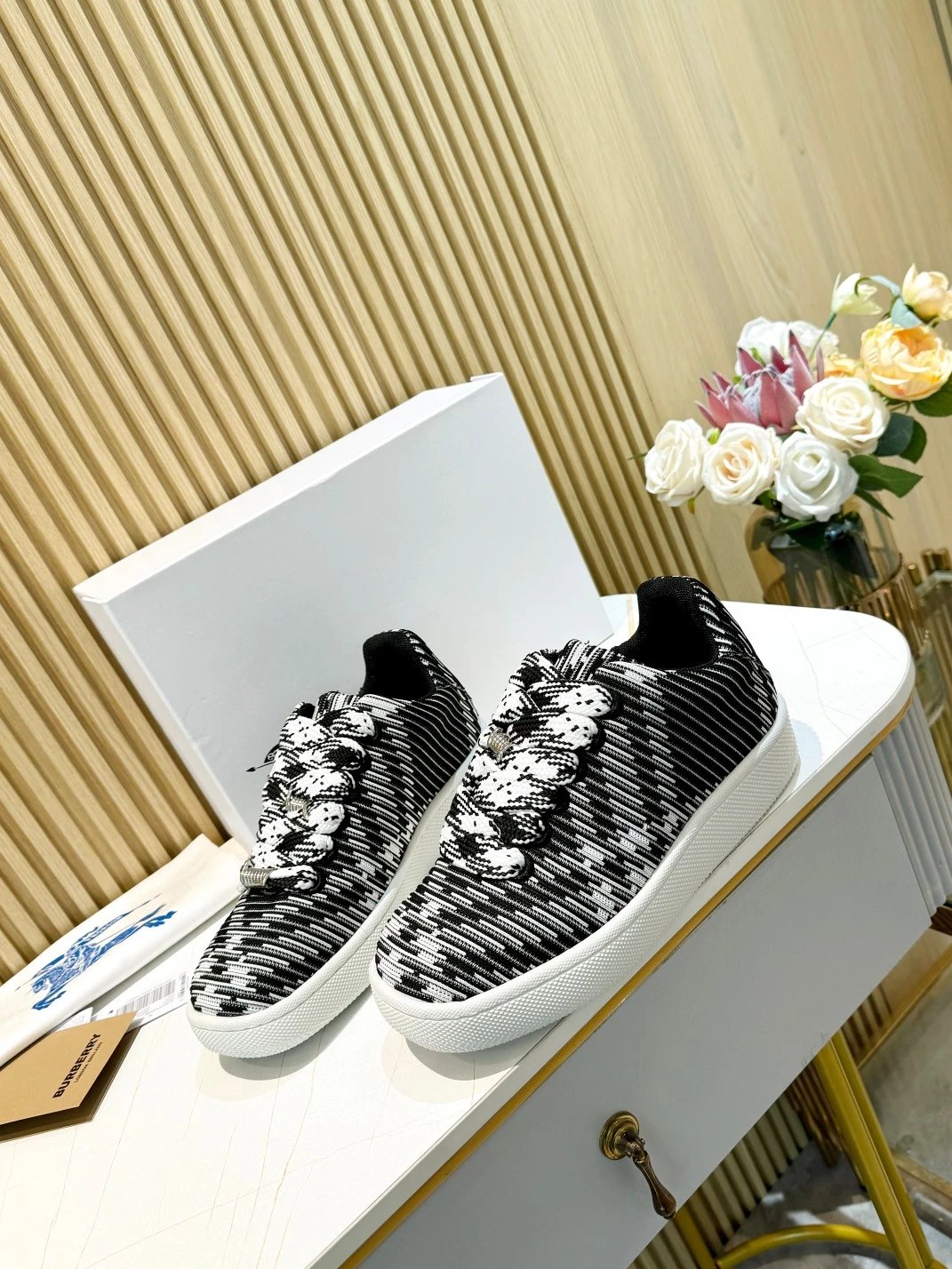 Burberry Sneakers Lace-Up — 11