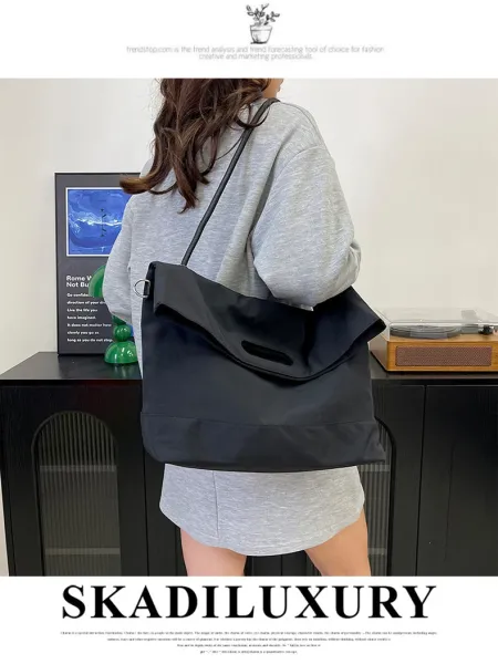 Design Fold-Over Shoulder Bag Black - 22