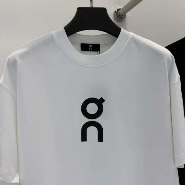 Design Run On Clouds New York Graphic T-Shirt White and Black T-Shirts - 11