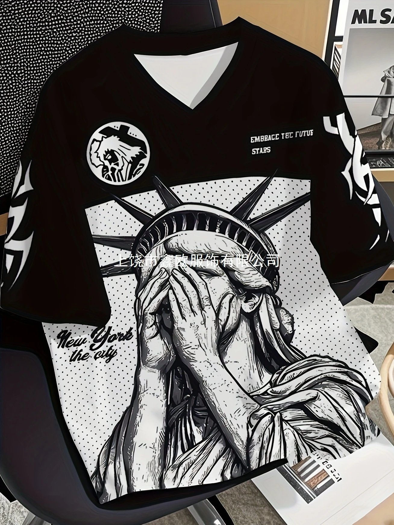 Design Statue of Liberty Graphic V-Neck T-Shirt Black - 4