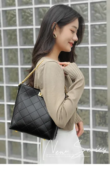 Chanel Quilted Chain Shoulder Bag Black - 2