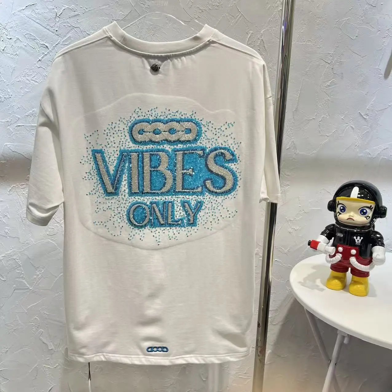 GCDS The Universe Couldn't Keep a Secret Rhinestone Embellished White T-Shirt - 43