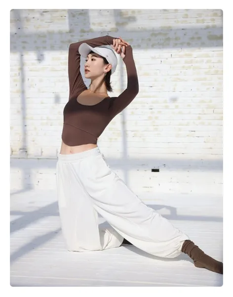 Design Long Sleeve Cropped Top and Track Pants Set in Burgundy - 23