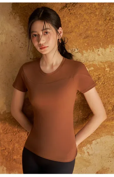 Design CaeeMhee Seamless Performance Top Beige Activewear T-Shirt Activewear - 11