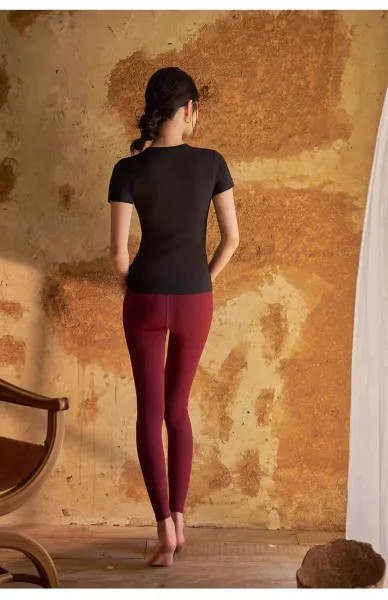 Design CaeeMhee Seamless Performance Top Beige Activewear T-Shirt Activewear - 15