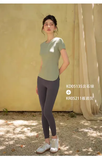 Design CaeeMhee Seamless Performance Top Beige Activewear T-Shirt Activewear - 20