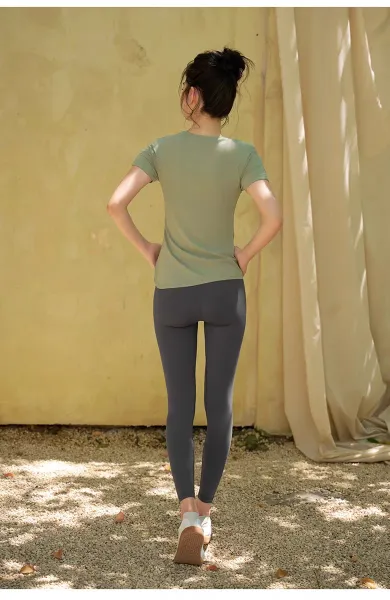 Design CaeeMhee Seamless Performance Top Beige Activewear T-Shirt Activewear - 19