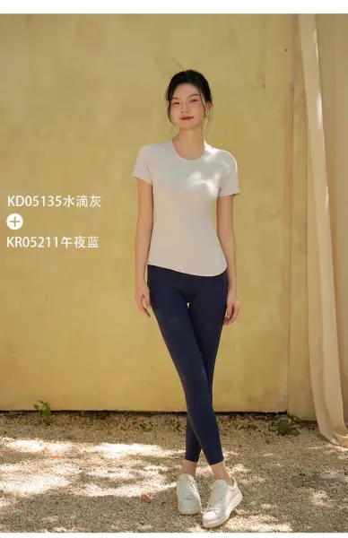Design CaeeMhee Seamless Performance Top Beige Activewear T-Shirt Activewear - 24