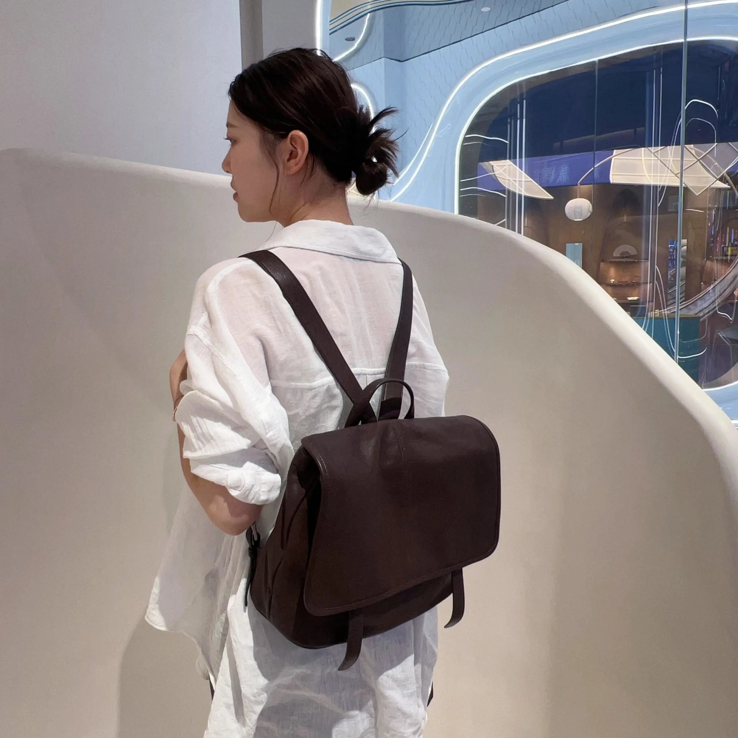 热销女包【宋佳同款】裘-真植鞣皮信使女士双肩包电脑包包包通勤