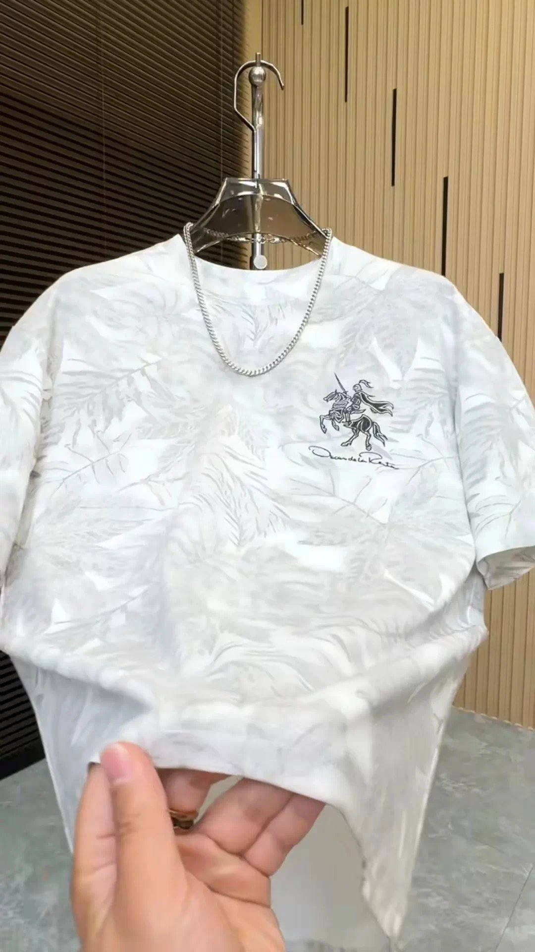 Design Oscar de la Renta Knight Graphic Print White T-Shirt T-Shirts - 5