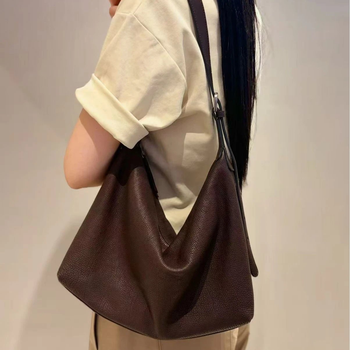 New Arrival Real Fur-Trimmed Vegetable-Tanned Leather Hobo Bag, Top-Handle Shoulder Crossbody, Large-Capacity Commuter Bag for Women