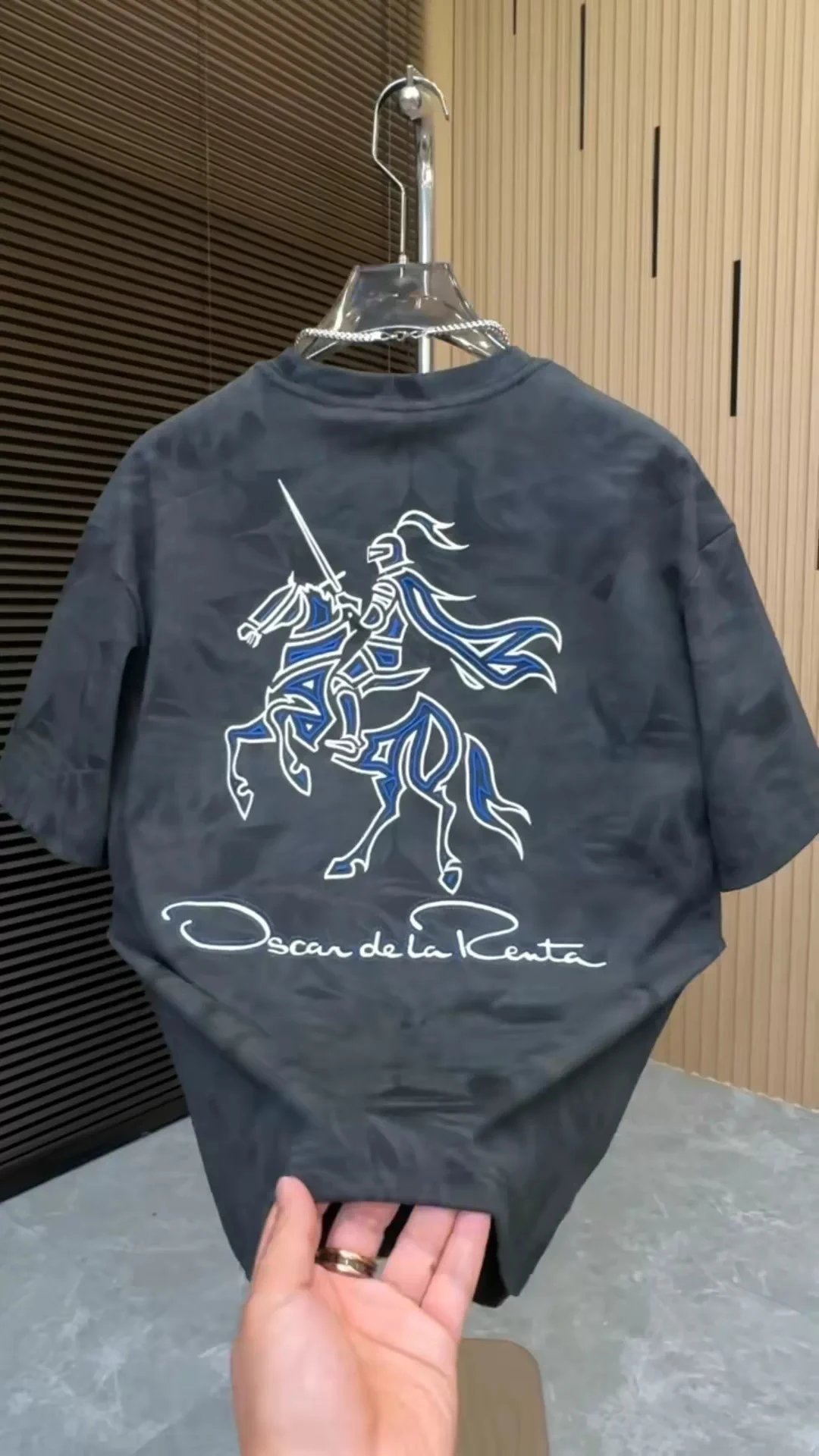 Design Oscar de la Renta Knight Graphic Print White T-Shirt T-Shirts - 2