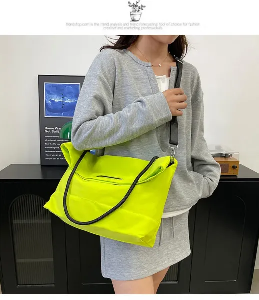Design Fold-Over Shoulder Bag Black - 10