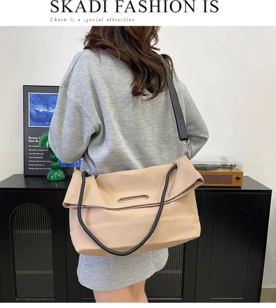 Design Fold-Over Shoulder Bag Black - 17