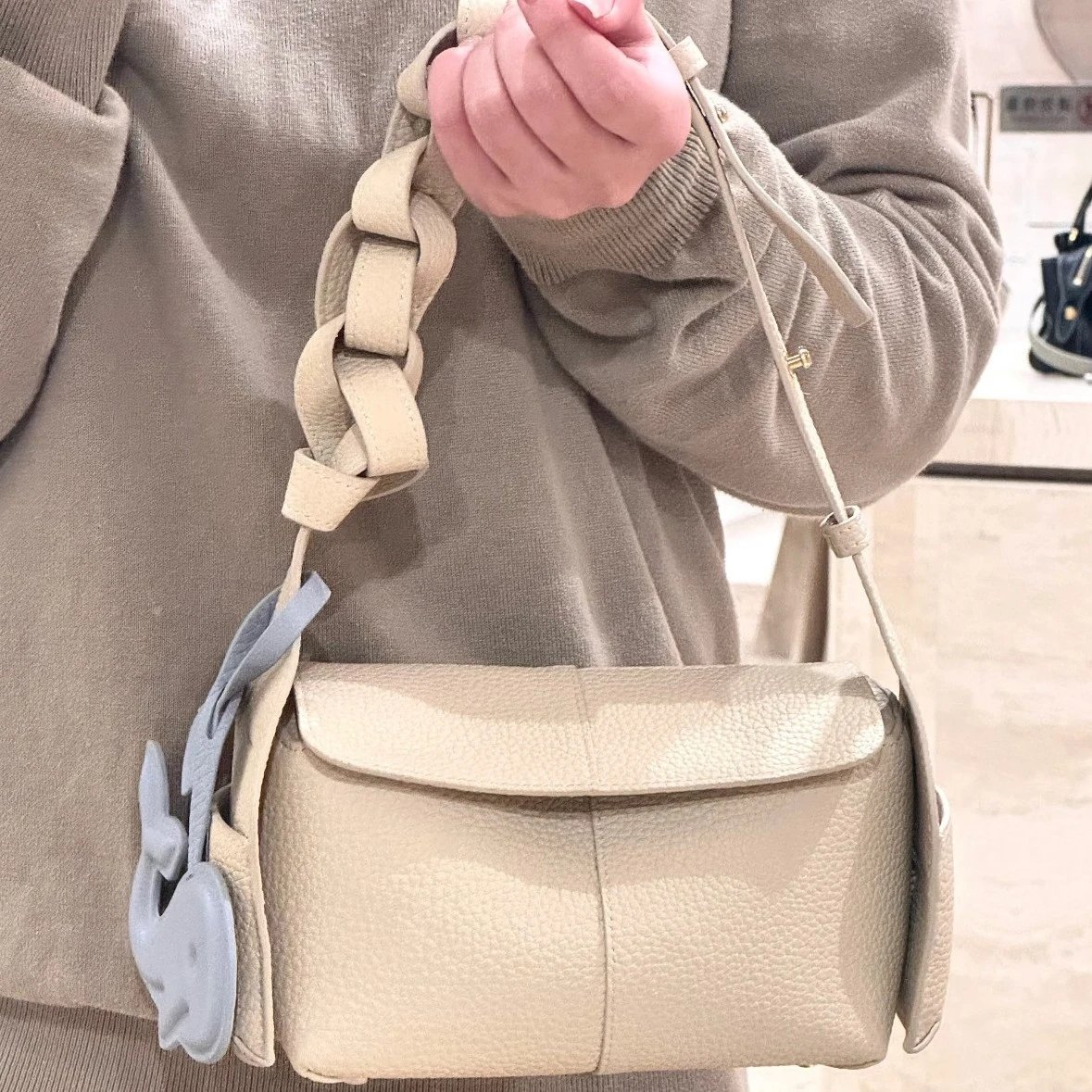 【现货速发】热销女包山下 mini屋檐包通勤手提斜挎hobo女包精致