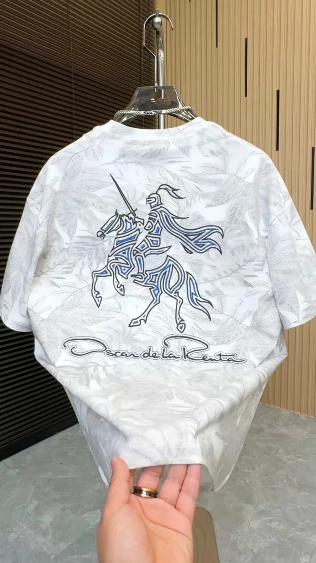 Design Oscar de la Renta Knight Graphic Print White T-Shirt T-Shirts - 4