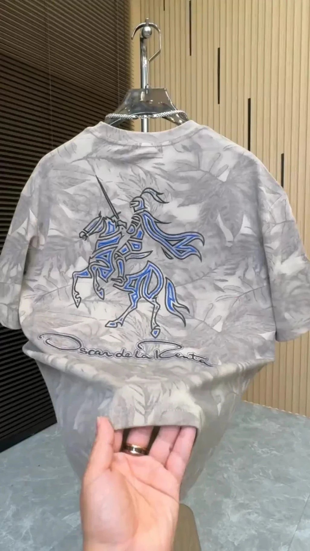 Design Oscar de la Renta Knight Graphic Print White T-Shirt T-Shirts - 6