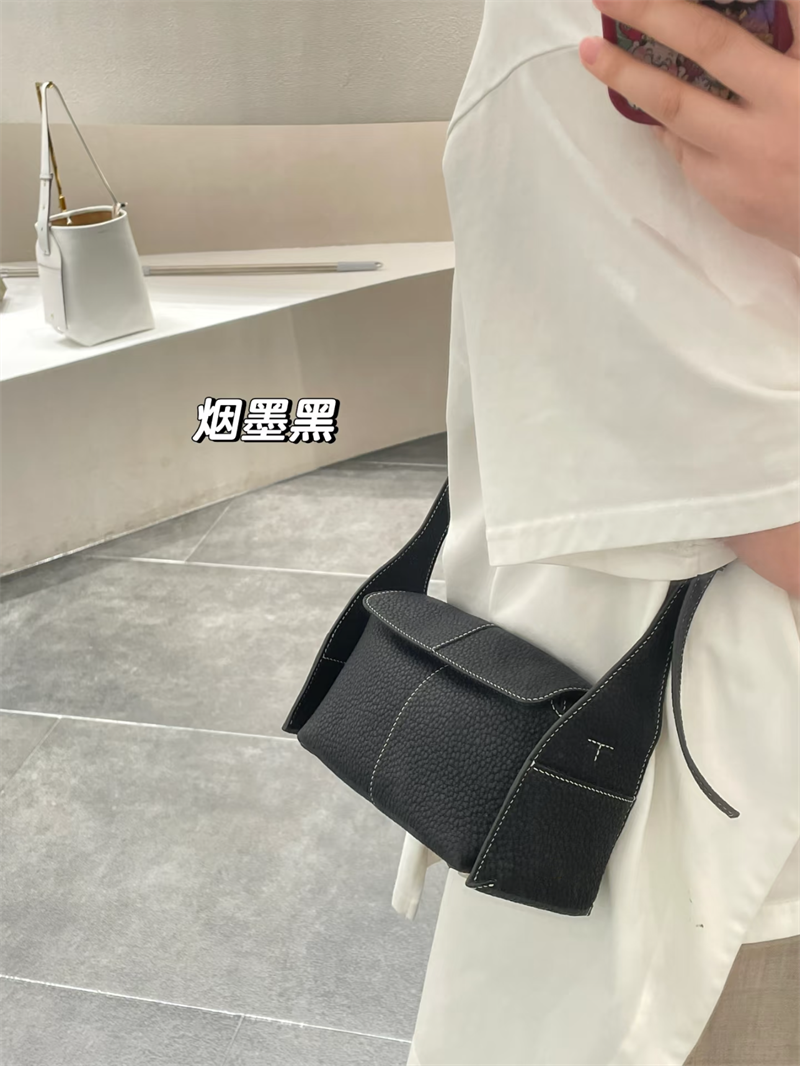 Jacquemus Le Chiquito Beige Grained Leather Underarm Bag Shoulder Bags - 18