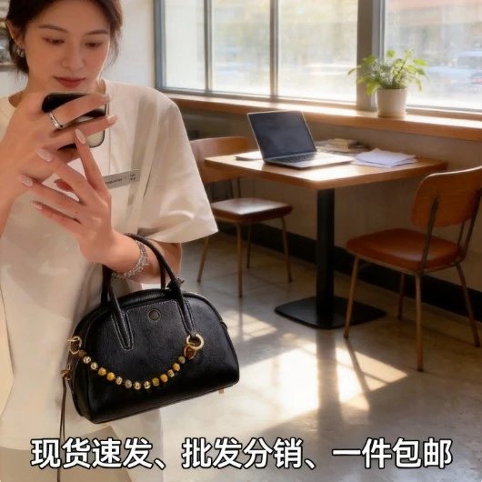 真皮女士斜挎包简约通勤手机包小挎包迷你保龄球包