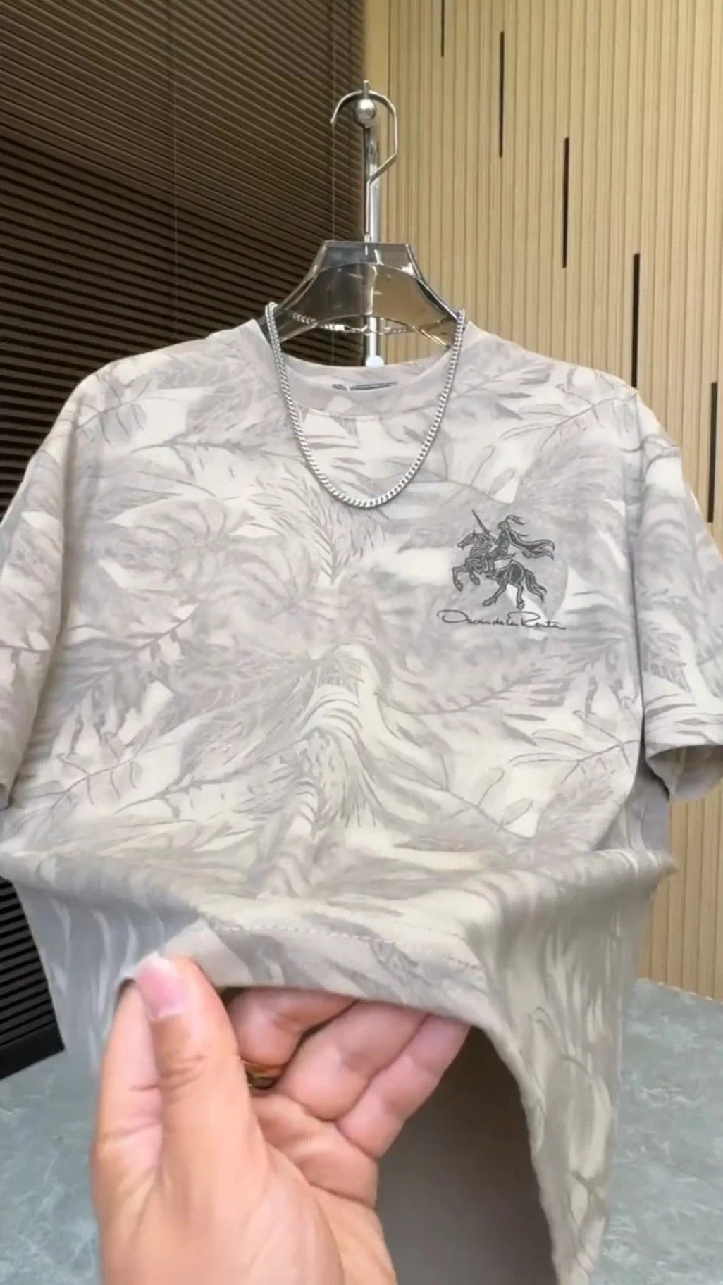 Design Oscar de la Renta Knight Graphic Print White T-Shirt T-Shirts - 7