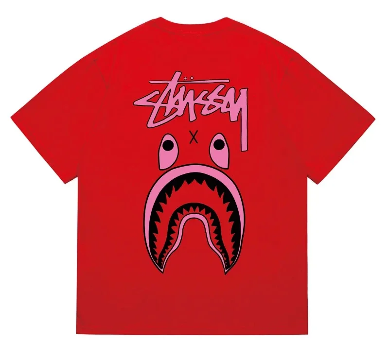 Stüssy × BAPE 联名风格的鲨鱼印花 T 恤