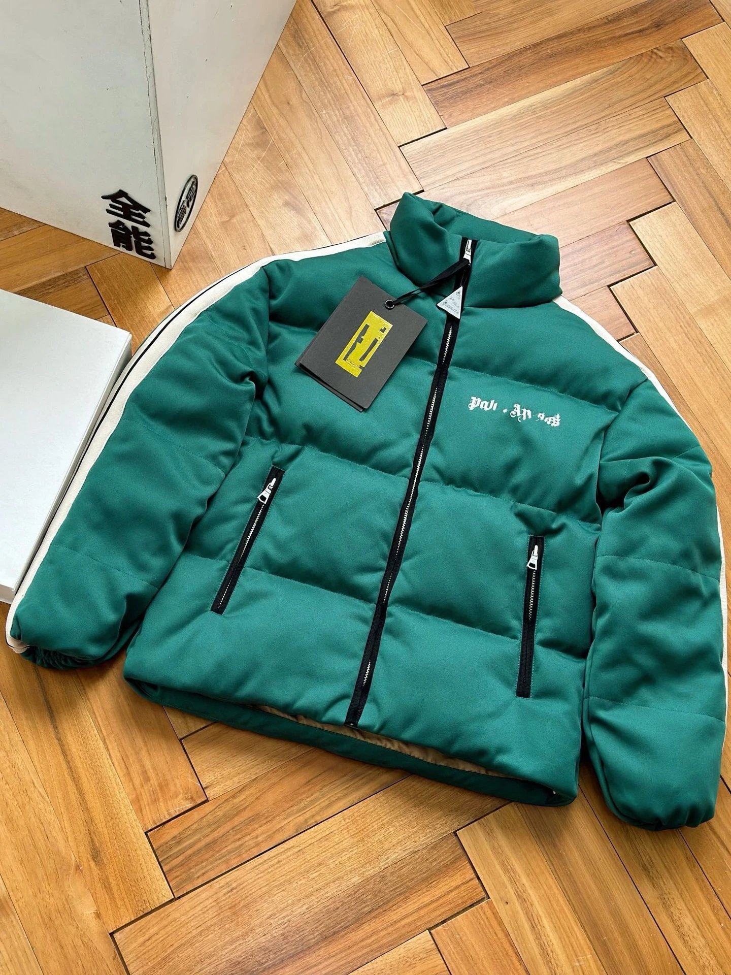 MO x Palm Collaborative Logo Down Jacket photo 3