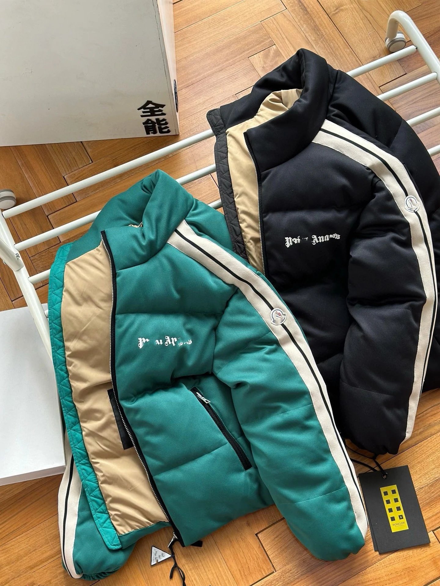 MO x Palm Collaborative Logo Down Jacket photo 7