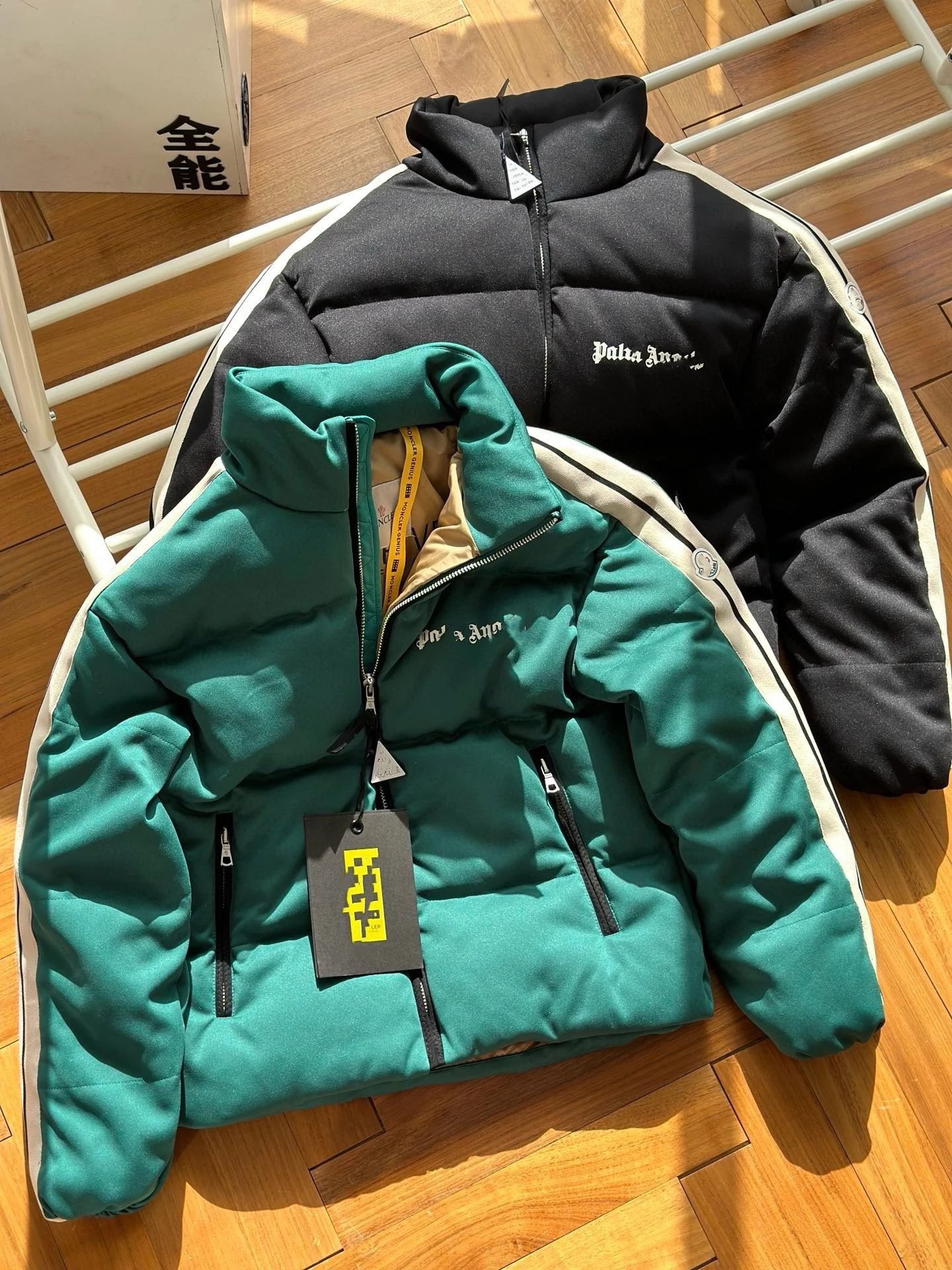 MO x Palm Collaborative Logo Down Jacket photo 6