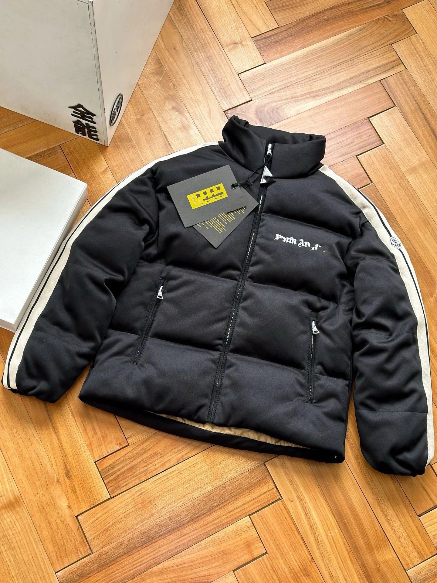 MO x Palm Collaborative Logo Down Jacket photo 2