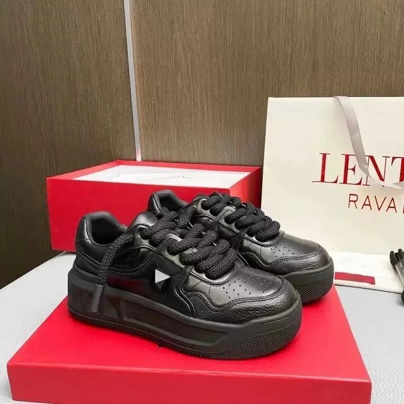 Valentino Garavani Sneakers Low-top platform with pyramid stud detail — Black